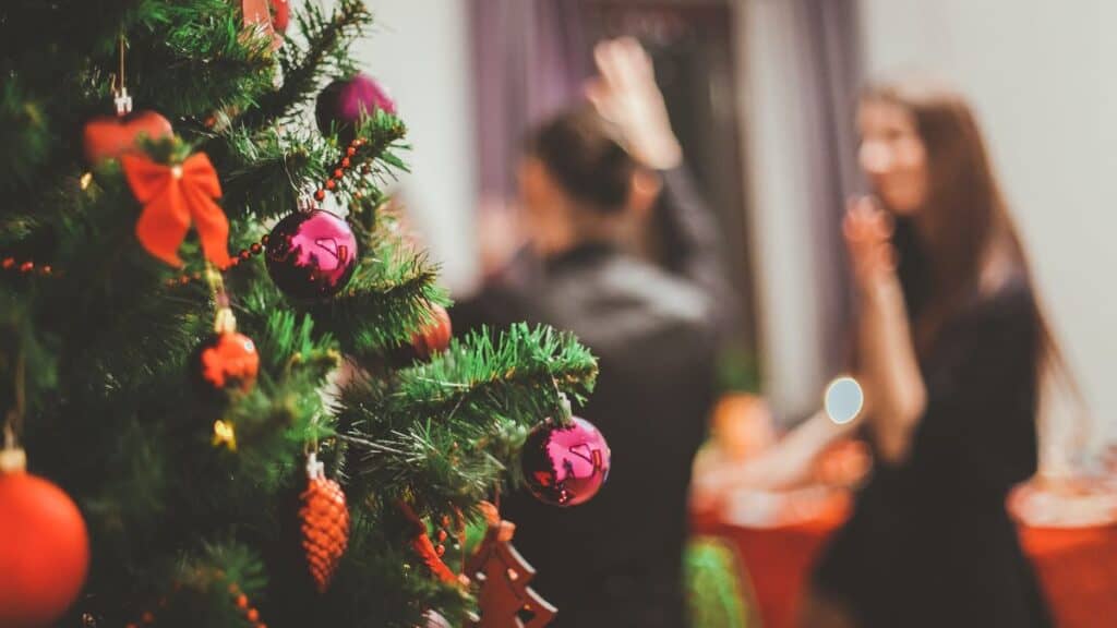 5-not-so-traditional-christmas-party-games-for-4-or-more-people